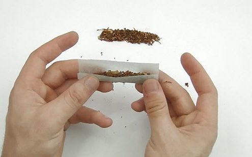 Rouler une cigarette a la main